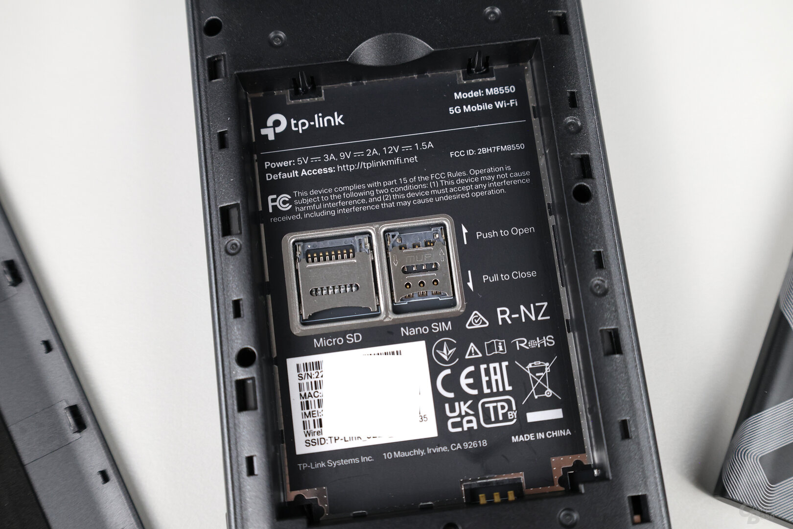 Unter dem Akku des TP-Link M8550 liegen die Steckplätze für die SIM- und microSD-Karte
