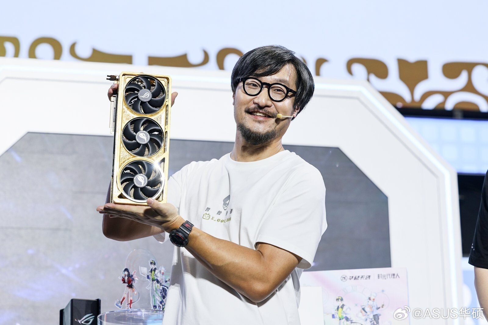 Asus ROG Astral RTX 5090D mit 5 kg echtem Gold