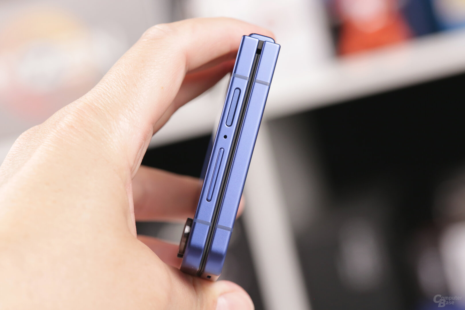 Das Flip 7 hat Samsung von 15,1 auf 13,7 mm verkleinert