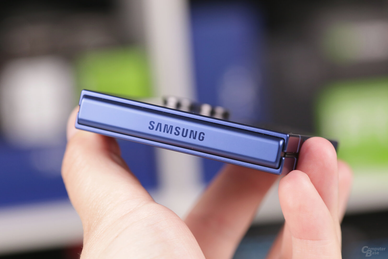 Das Scharnier ziert auch hier ein Samsung-Logo