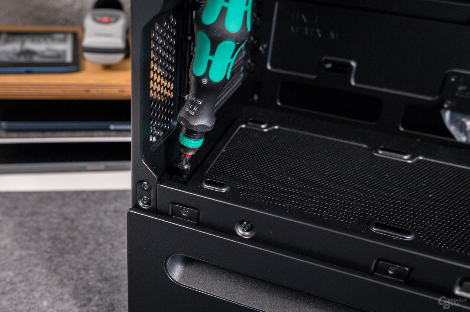 Asus Prime AP202 ARGB im Test – Lüfterbracket umständlich zu entnehmen