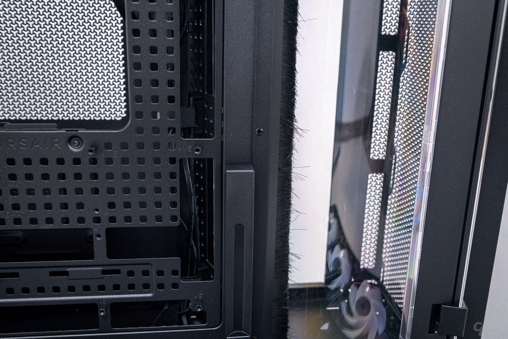 Corsair Air 5400 im Test: Borstendichtung als Kabeldurchführung