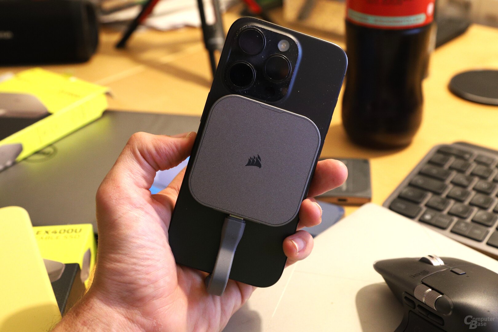 Wie die EX400U kann sich auch die EX300U magnetisch am iPhone festklammern, ein extra kurzes und gebogenes Kabel liegt bei. Die X10 kann das nicht.