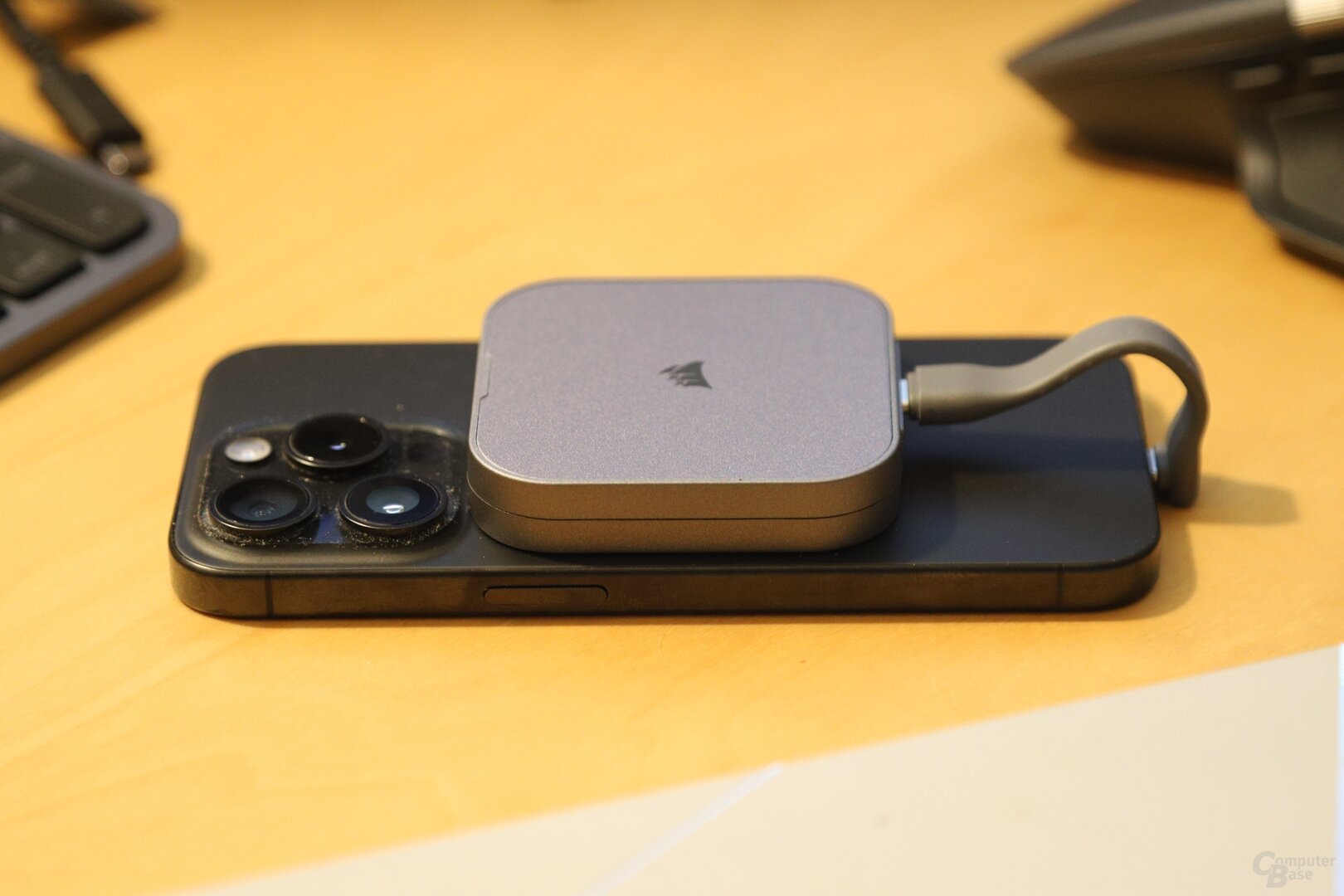 Wie die EX400U kann sich auch die EX300U magnetisch am iPhone festklammern, ein extra kurzes und gebogenes Kabel liegt bei. Die X10 kann das nicht.