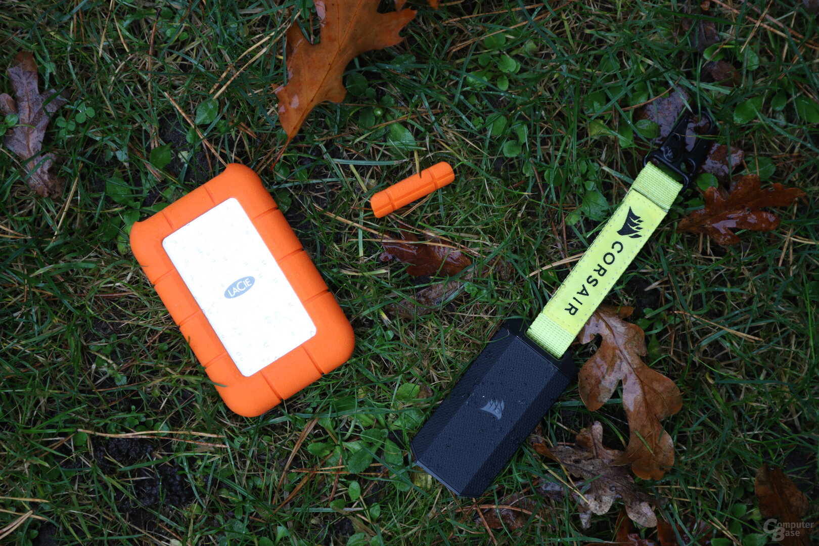 Die Corsair EX400U Survivor kommt mit Klett-Karabiner, die LaCie Rugged SSD4 ganz ohne Öse zum Befestigen