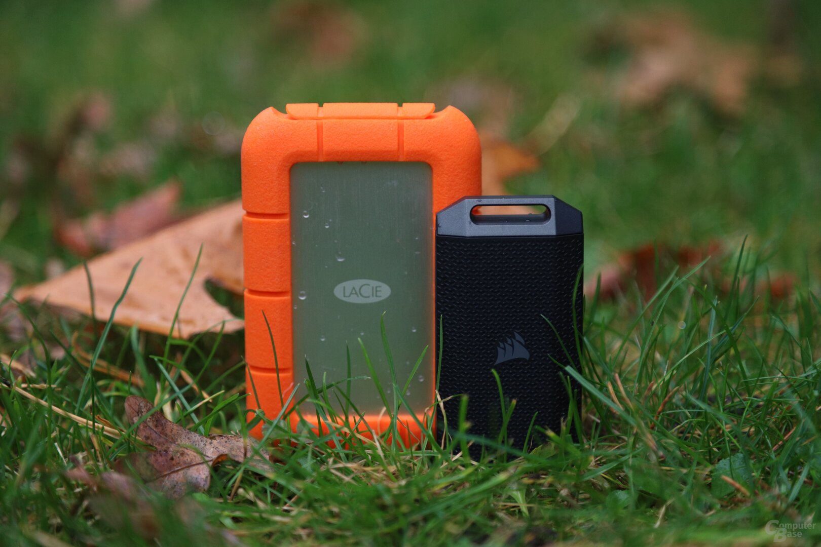 Die LaCie Rugged SSD4 ist deutlich größer als die Corsair EX400U Survivor