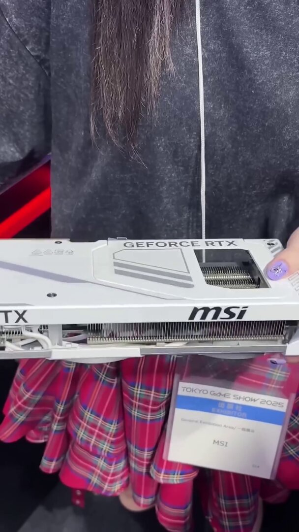 MSI GeForce RTX 5070 Ti mit verstecktem Stromanschluss