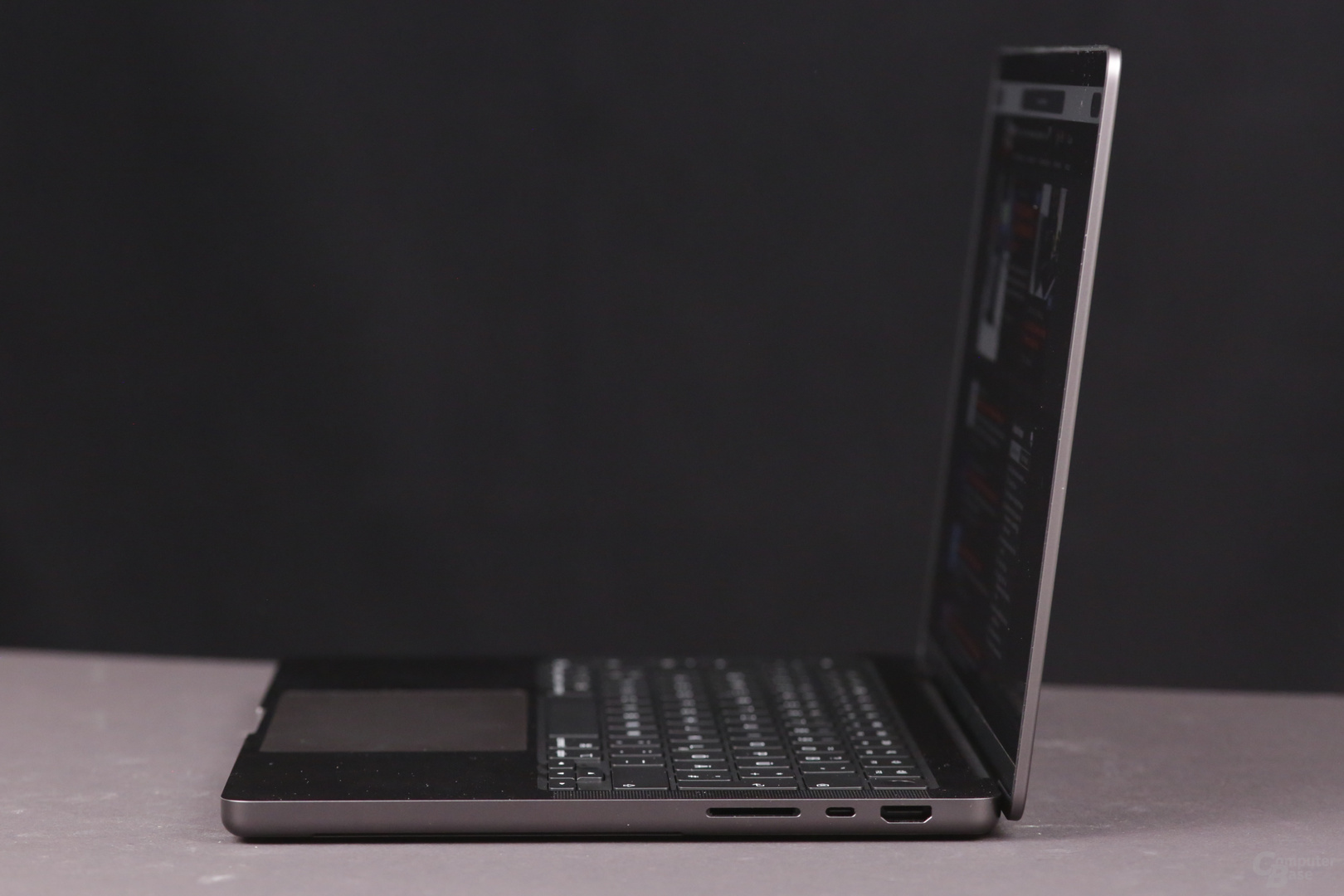 Vollwertiger Cardreader, USB4 und HDMI 2.1 auf der rechten Seite