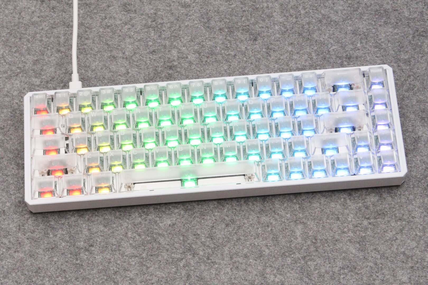 Mit Beleuchtung wird die Beschriftung noch schlechter ablesbar