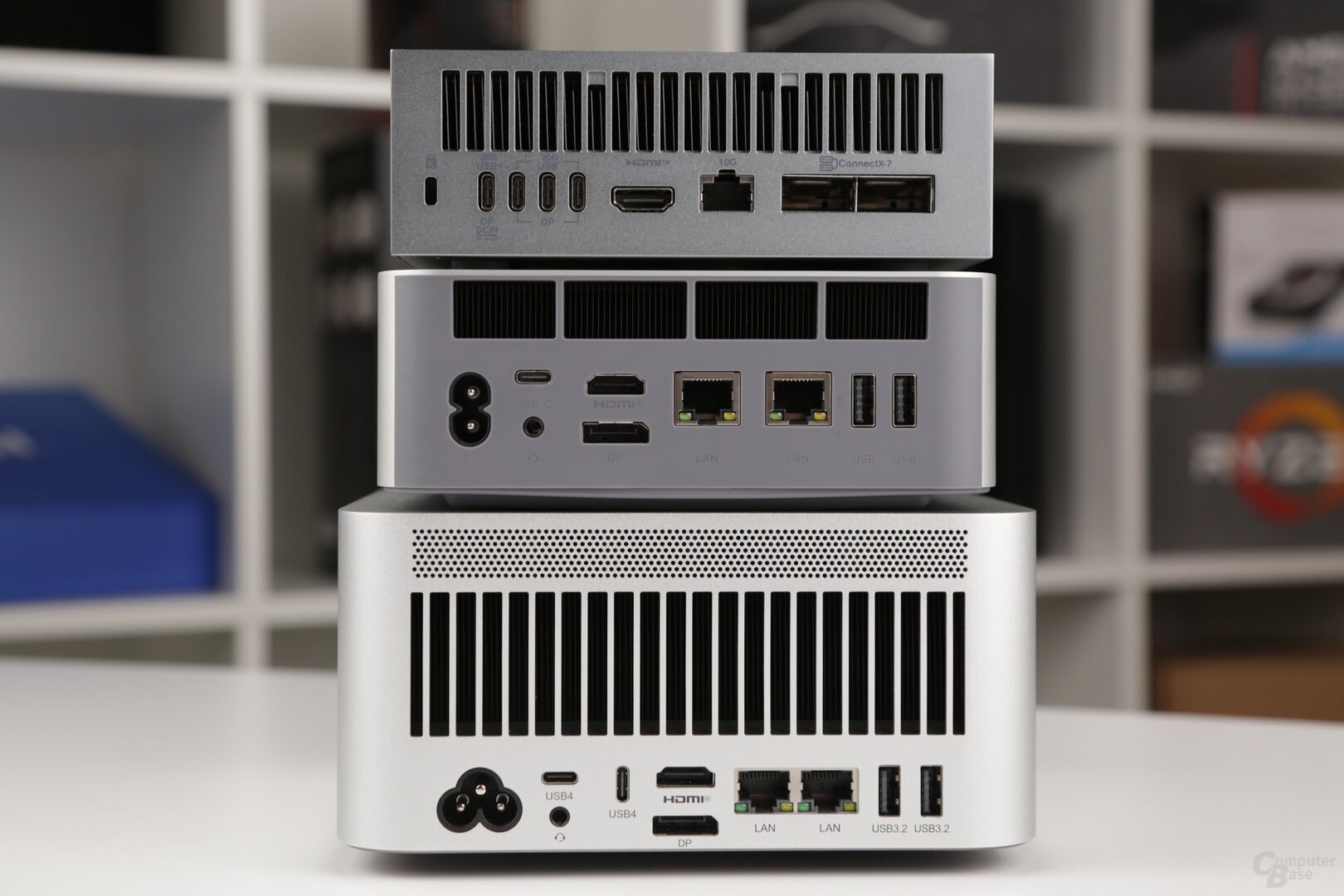 Der DGX Spark von Asus alias Ascent GX10 ist sehr kompakt, hat aber auch ein externes Netzteil, Beeling GTR9 Pro (Strix Halo unten) und Beeling GTi15 Ultra (mitte) nicht