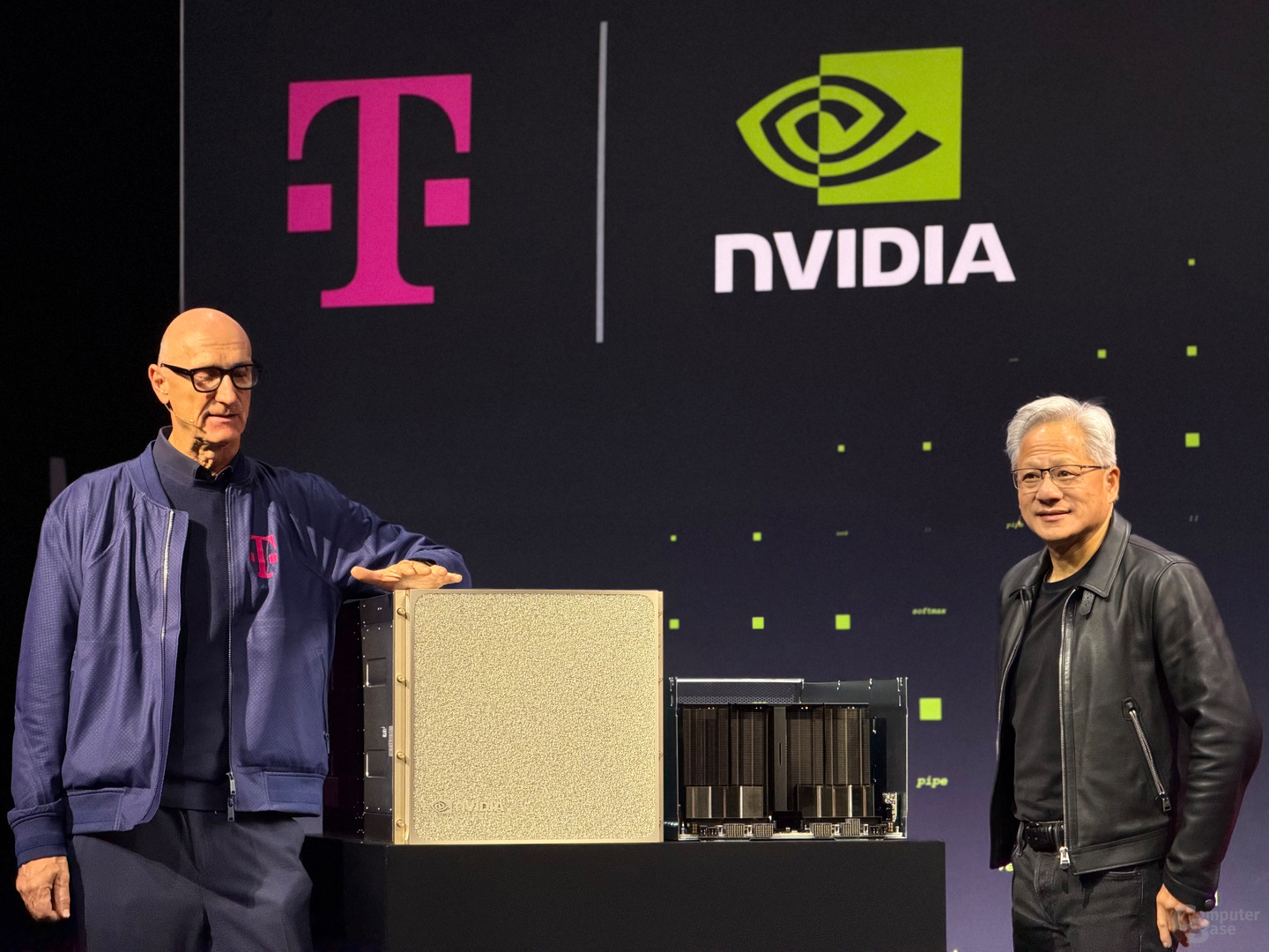 Tim Höttges und Jensen Huang neben einem DGX B200