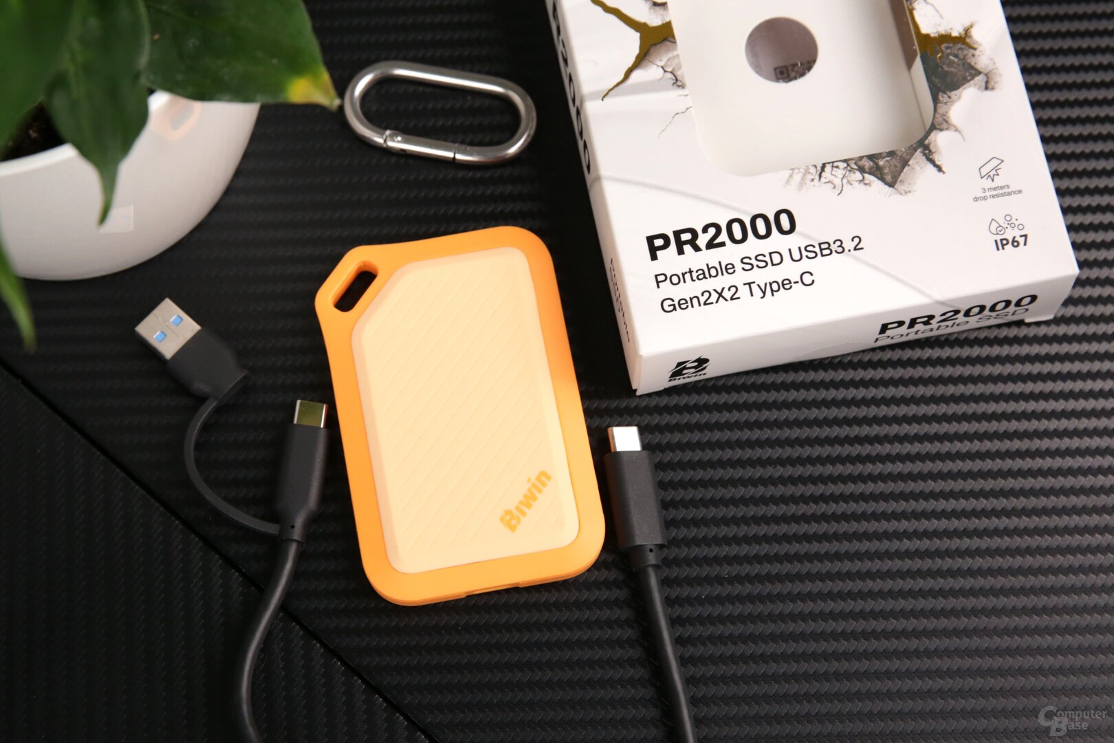 Das beliegende USB-C-Kabel kommt mit USB-A-Adapter, für die SSD liegt ein Karabiner bei