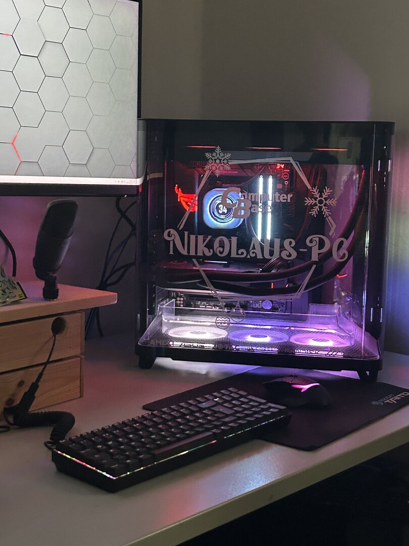 Der ComputerBase Nikolaus-PC 2026 auf dem Schreibtisch des Gewinners