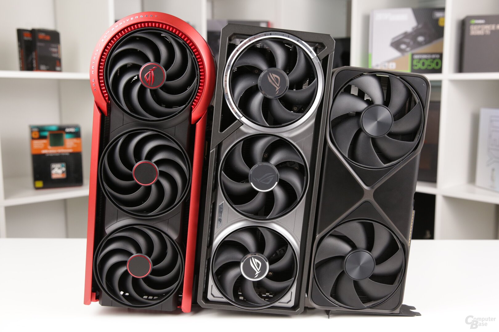 RTX 5090 mit Asus Matrix, Asus Astral und Nvidia Founders Edition (v.L.n.R.)