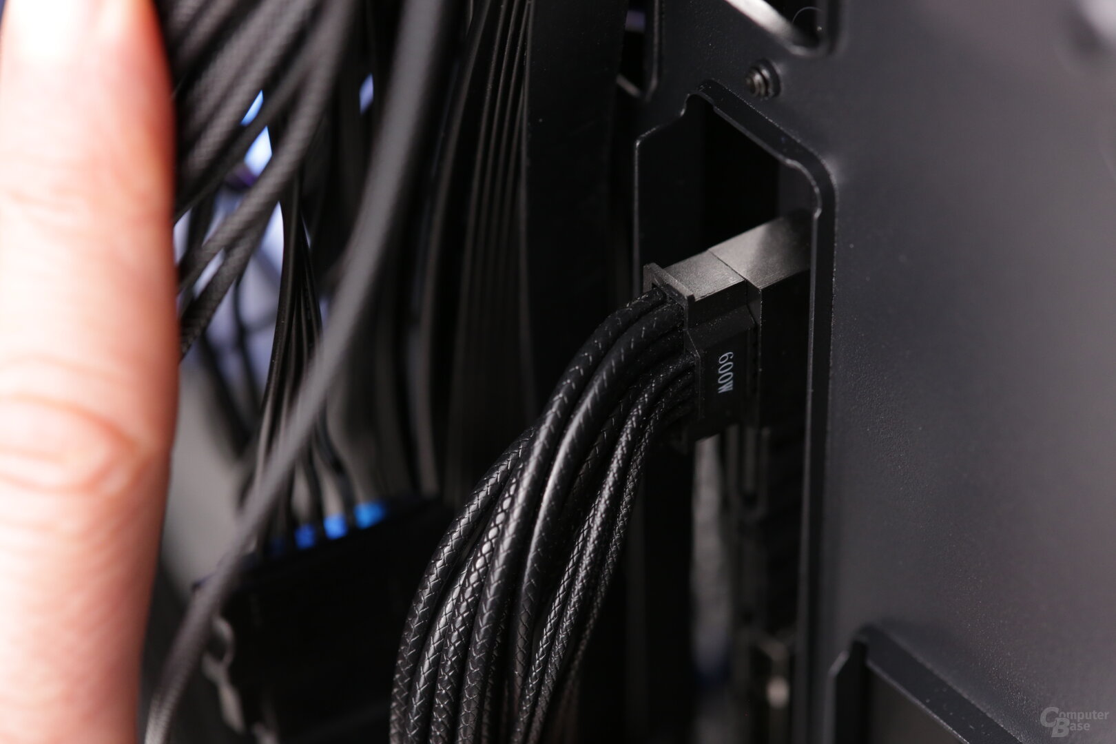 Der rückwärtige Anschluss am Mainboard wird über einen zweiten 12V-2x6-Stecker mit Strom versorgt