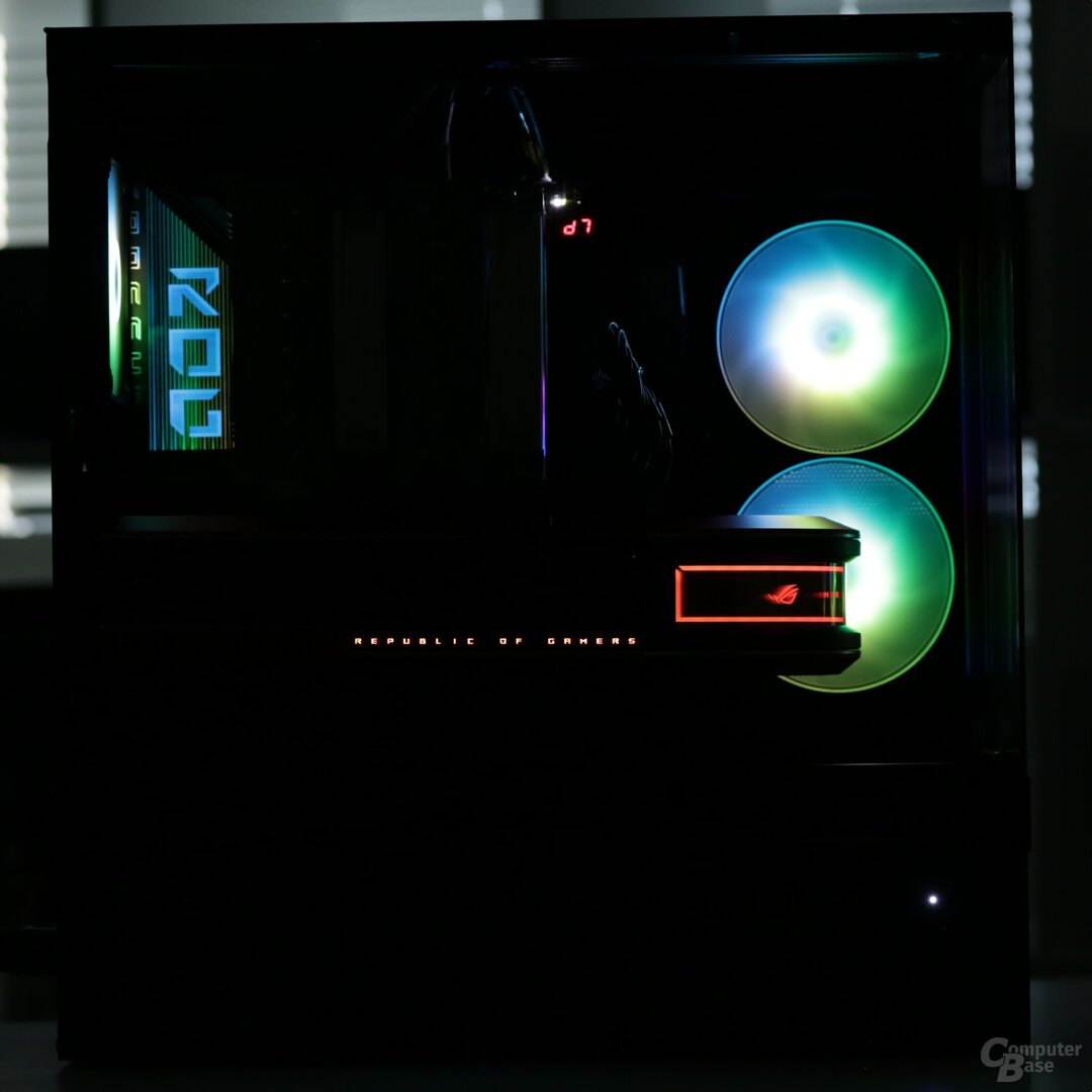 Die Asus ROG Matrix Platinum GeForce RTX 5090 im Asus-BTF-Testsystem