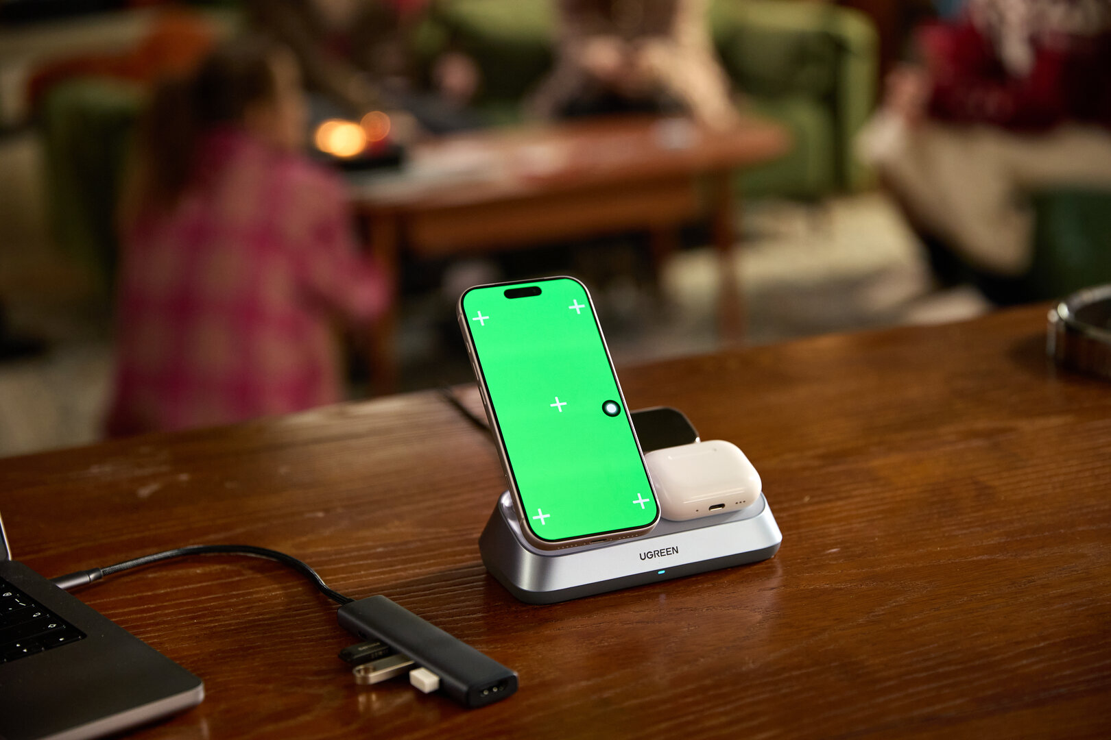 Das UGREEN MagFlow 3-in-1 Magnetisches Kabelloses Desktop Ladegerät lädt bis zu drei Endgeräte drahtlos parallel