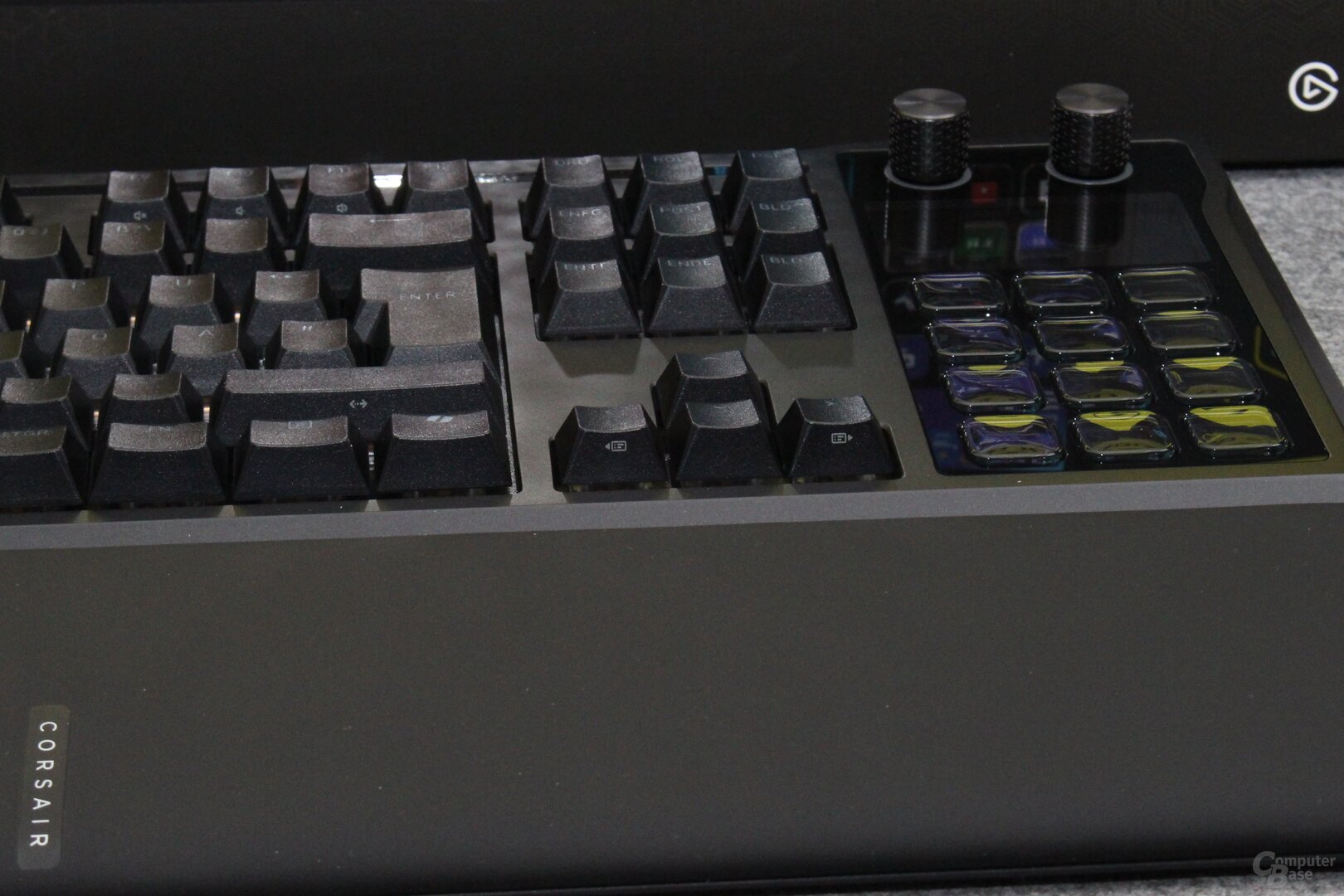 Schlecht zu erkennen: Zusatzfunktionen schreibt Corsair auf die Vorderseite der Tasten