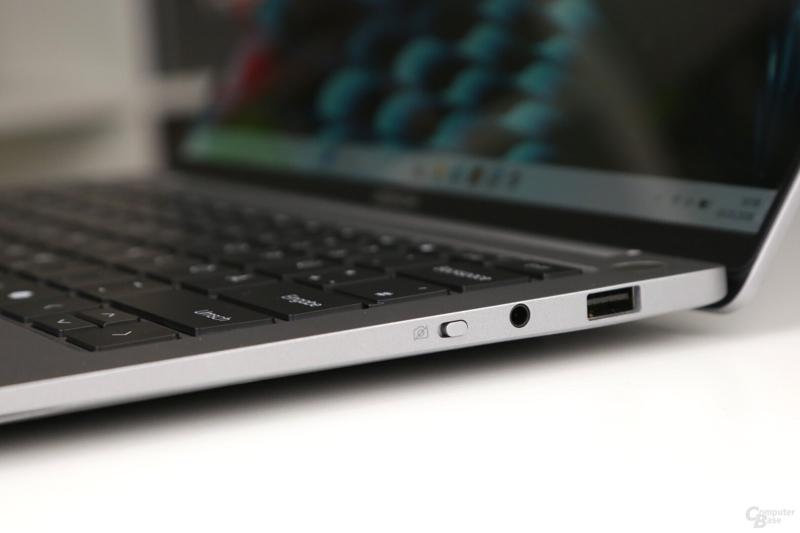 Anschlüsse: Links zweimal USB-C (4.0) und HDMI, rechts USB-A (3.0), Klinke und ein physischer Webcam-Dip-Switch
