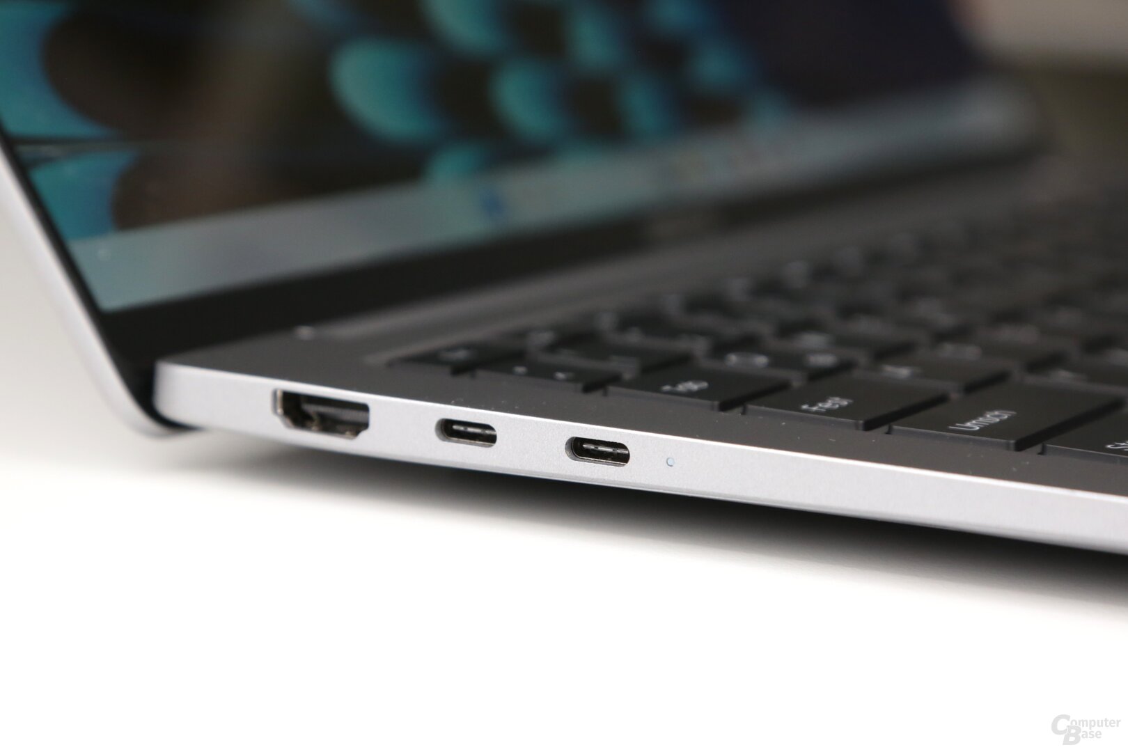 Anschlüsse: Links zweimal USB-C (4.0) und HDMI, rechts USB-A (3.0), Klinke und ein physischer Webcam-Dip-Switch