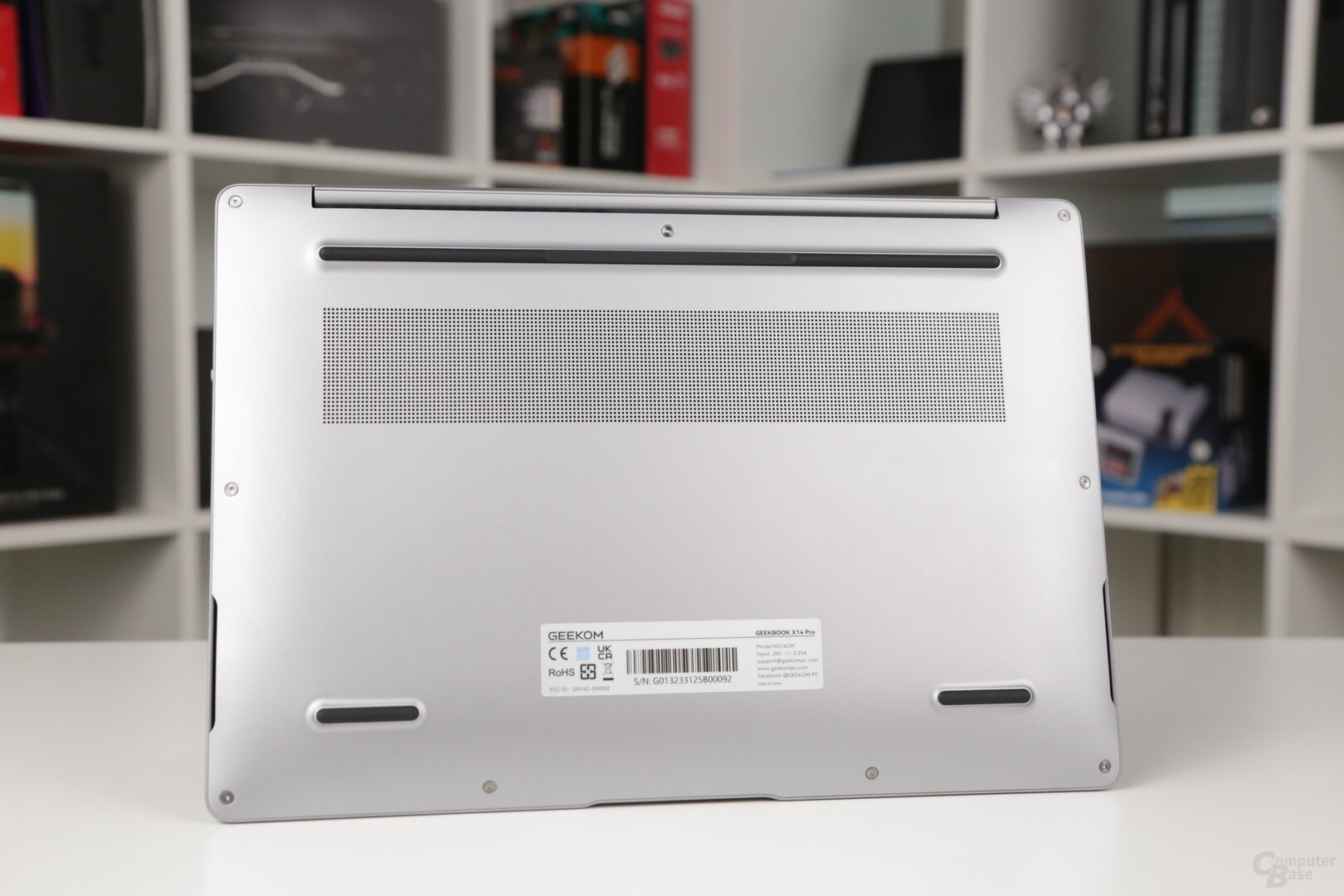 Blick auf den Boden des Geekom GeekBook X14 Pro