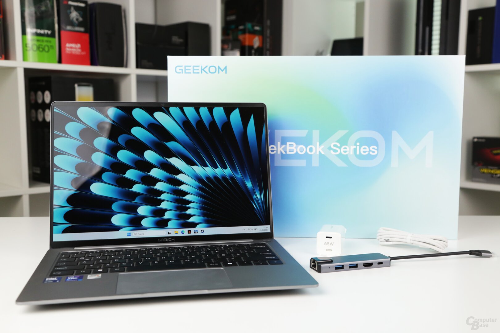 Das GeekBook X14 Pro wird mit 65-W-GaN-Netzteil und USB-C-Dock ausgeliefert (2 x USB-A, HDMI, 1 x USB C, Ethernet)