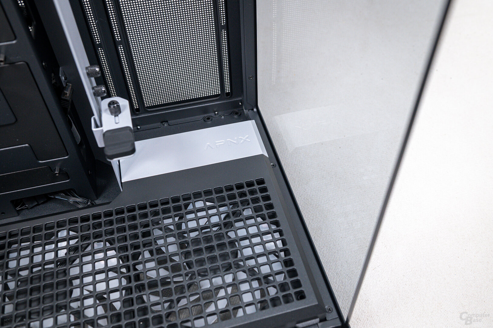 APNX V2 im Test: Front mit Schrauben