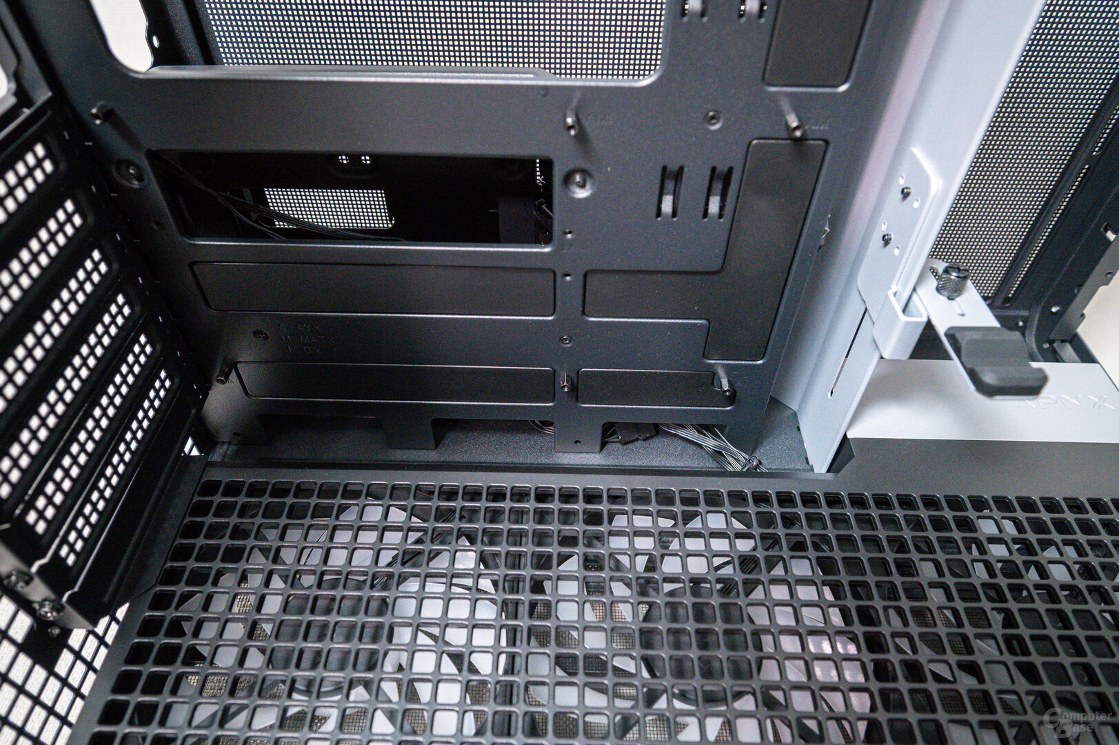 APNX V2 im Test: Sichtbare Kabeldurchlässe