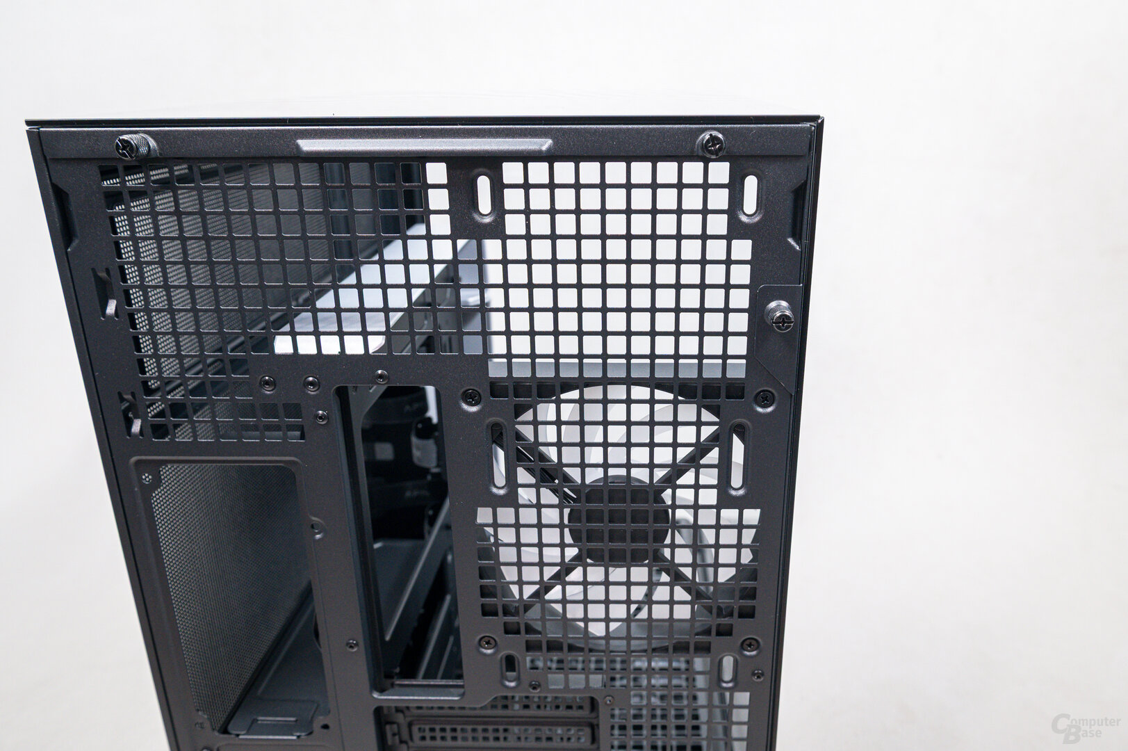 APNX V2 im Test: Heck fasst bis zu 2 Lüfter