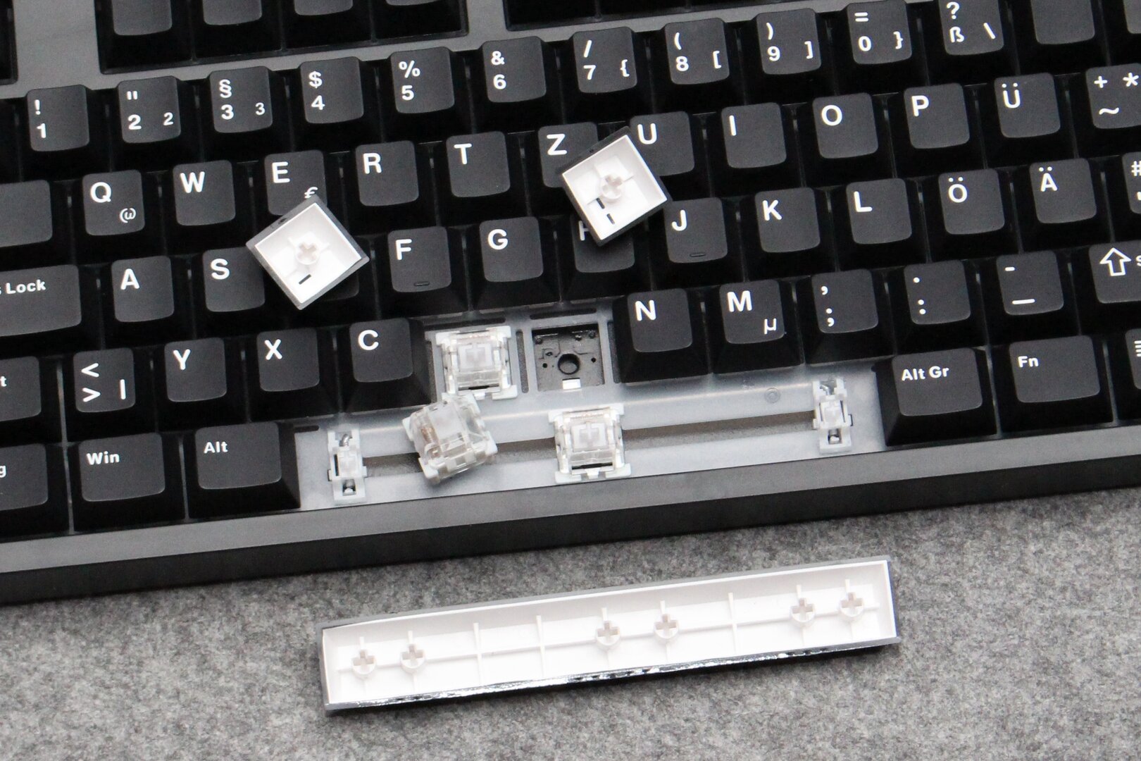 Sharkoons Silent-Taster stecken in Hot-Swap-Sockeln