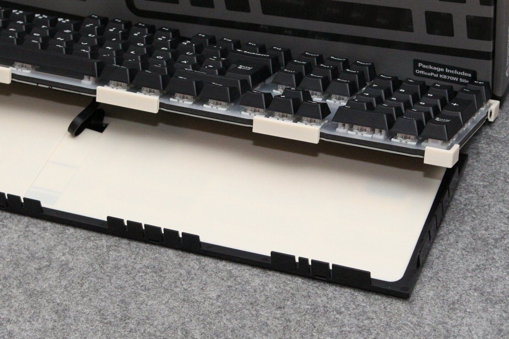 Die erste Schicht Geräuschdämpfung sitzt zwischen PCB und Switch Plate