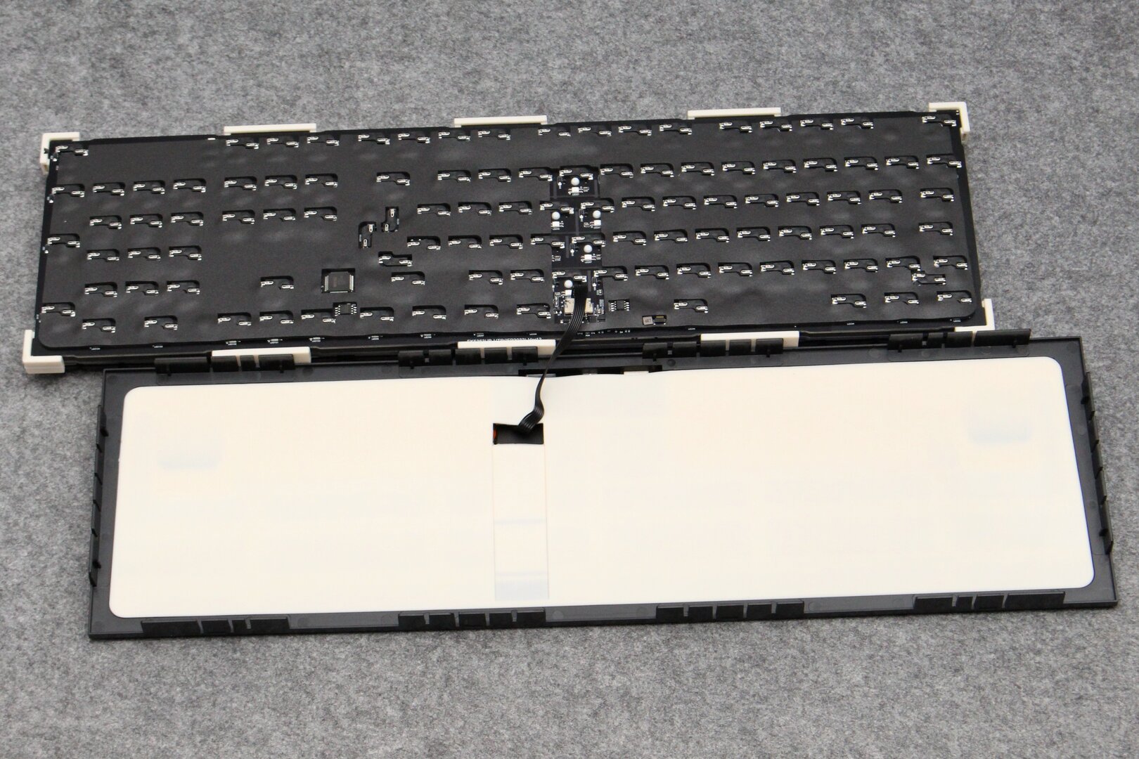 Auf der Rückseite des PCBs befindet sich festerer PU-Schaumstoff