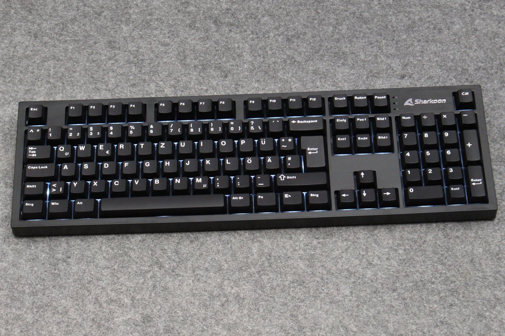 Beleuchtet wird nur das Tastenfeld, die Beschriftung nicht