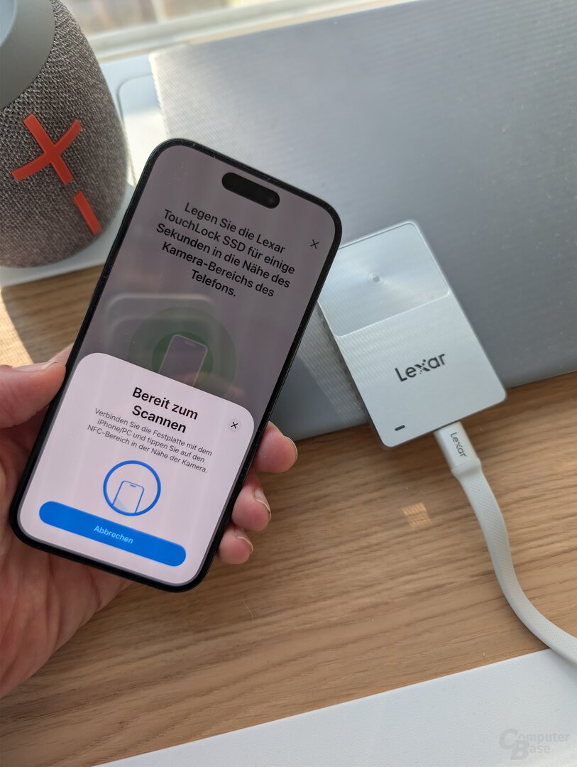 Die Lexar TouchLock 1 TB muss per Smartphone (App + NFC) entsperrt werden, vorher meldet sie sich am System nicht an