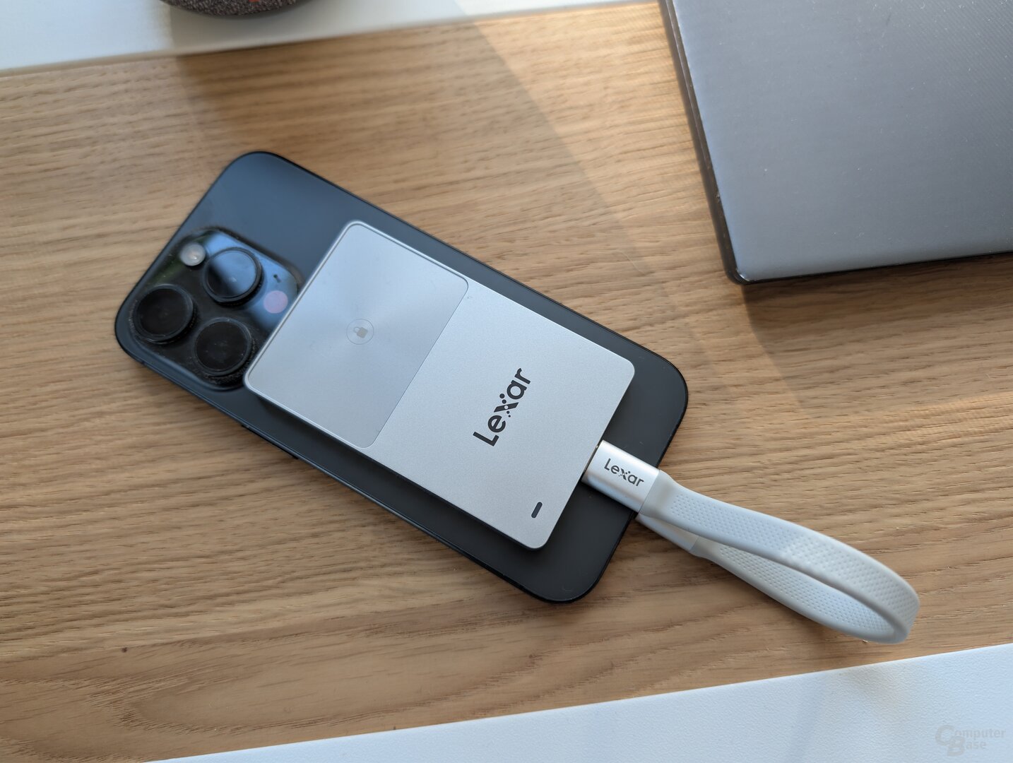 Dank MagSafe findet die Lexar TouchLock Portable SSD sicher am iPhone Platz