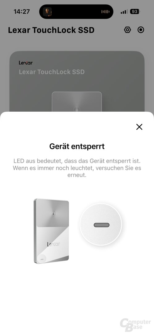Nach dem Anstecken am Host verbindet sich die SSD erst mit dem System, wenn der Nutzer sie per App via NFC entsperrt („Tap on“). Das dauert ca. eine Sekunde. Die blaue Status-LED erlischt daraufhin und das Laufwerk taucht im Betriebssystem auf