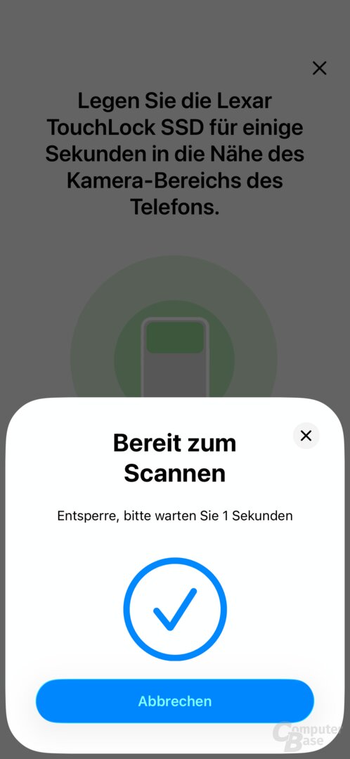 Nach dem Anstecken am Host verbindet sich die SSD erst mit dem System, wenn der Nutzer sie per App via NFC entsperrt („Tap on“). Das dauert ca. eine Sekunde. Die blaue Status-LED erlischt daraufhin und das Laufwerk taucht im Betriebssystem auf