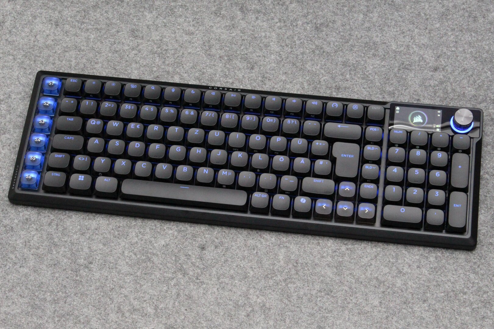 Die blau-transparenten S-Tasten harmonieren jedoch wenig mit rotem Licht