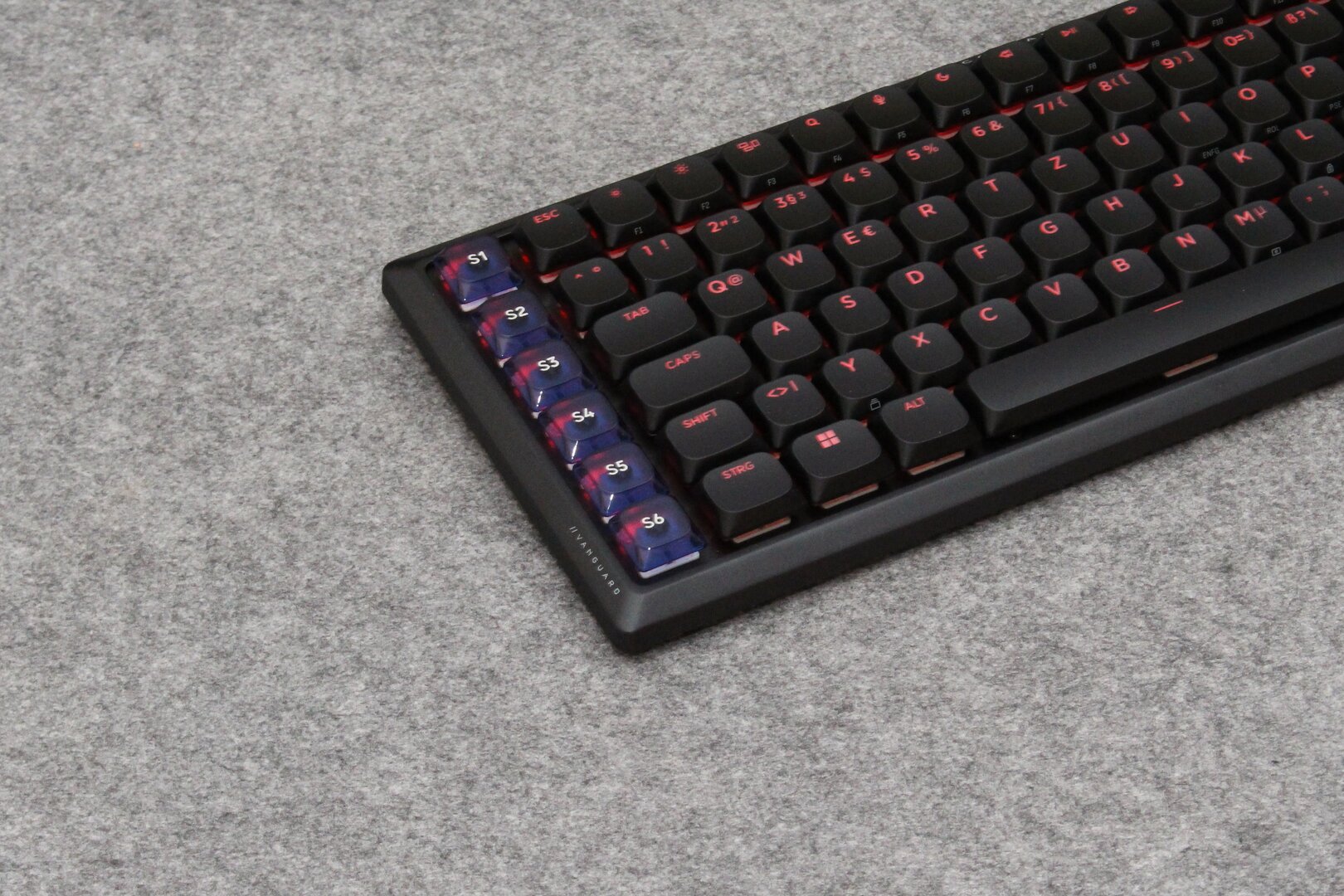 Mit roter Beleuchtung sehen die Extratasten am schlechtesten aus