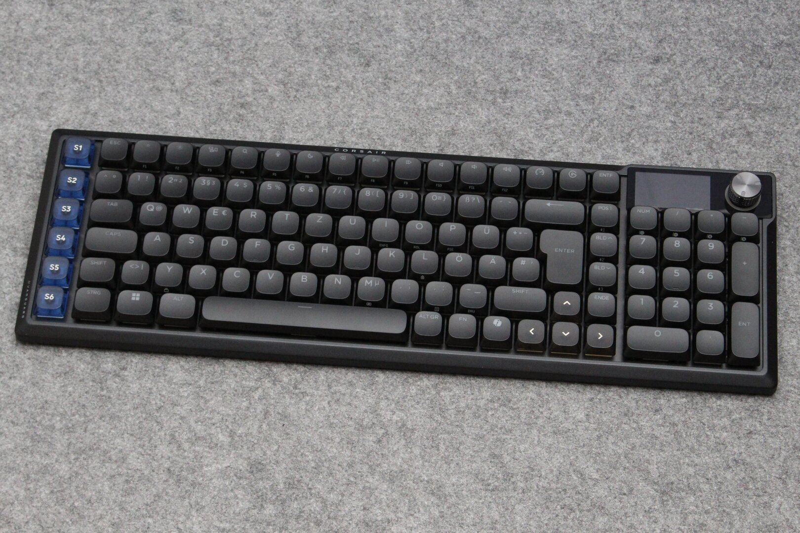 Corsair spart durch das Zusammenschieben der Funktionstasten Platz