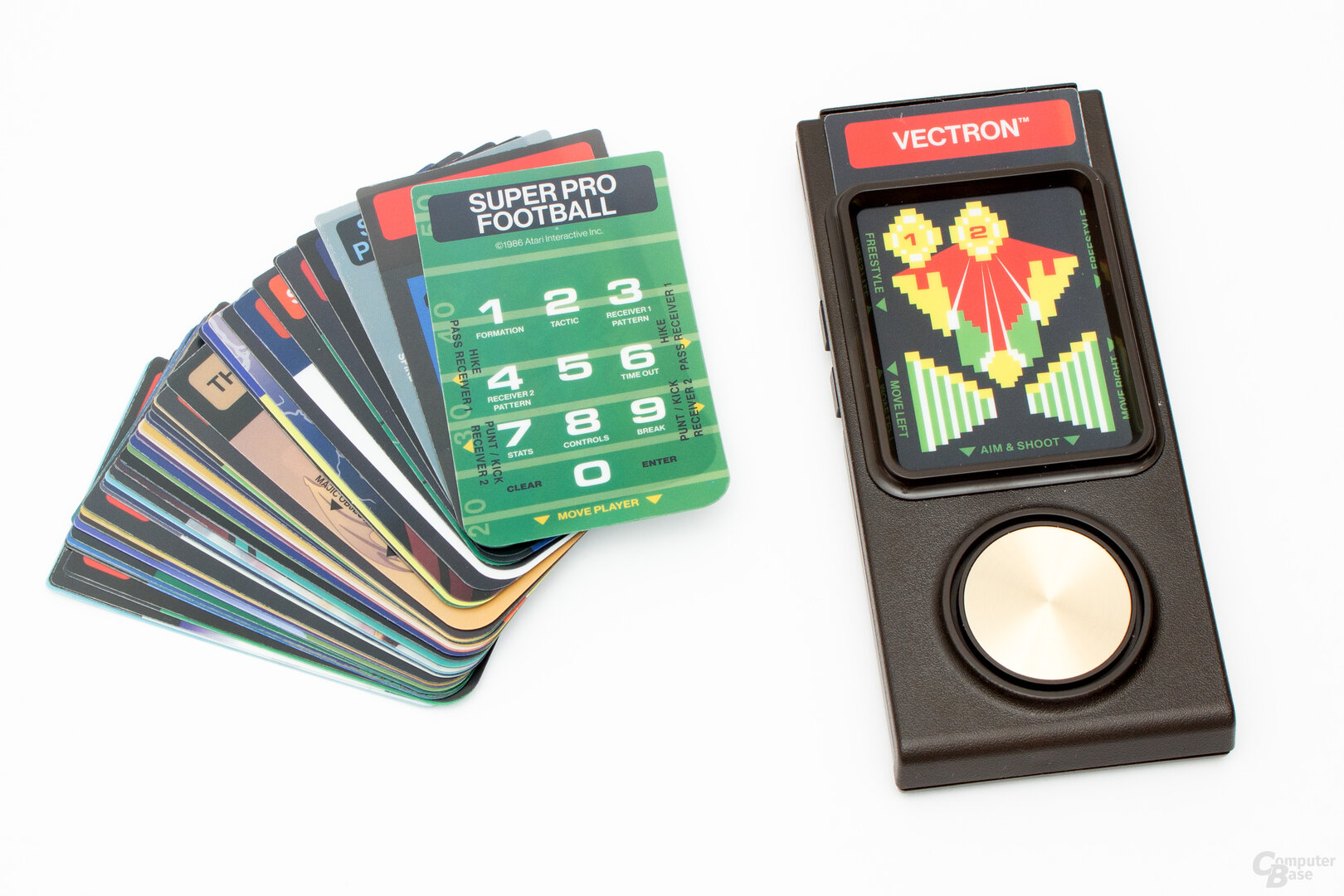 Zum Set gehören auch die vom Original bekannten Inlays, welche die Tastenbelegungen für jedes dazugehörige Spiel aufzeigen