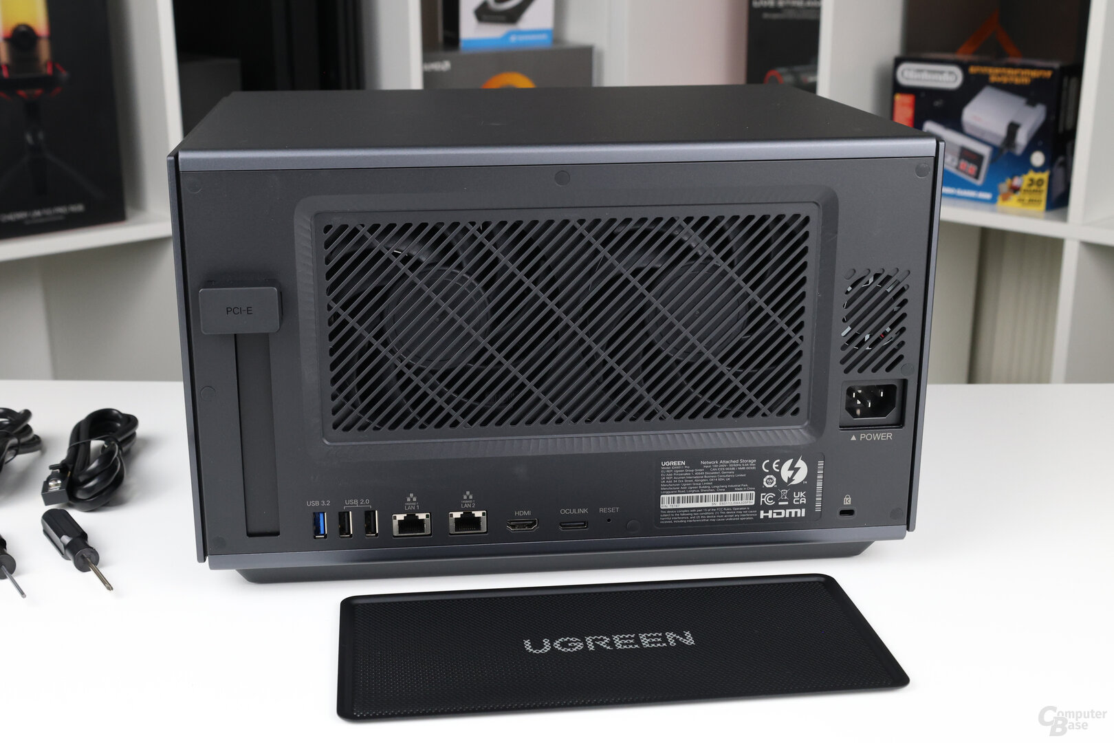 Rückseite des Ugreen iDX6011 Pro mit abgenommenem Staubfilter