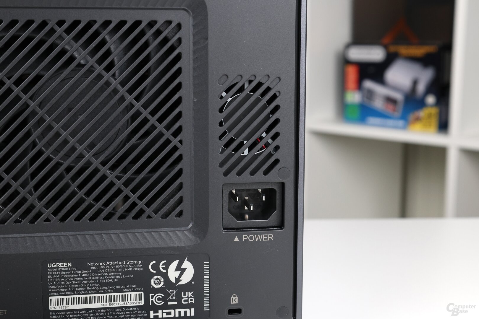 Das interne Netzteil des Ugreen iDX6011 Pro leistet 300 Watt und nervt im Idle