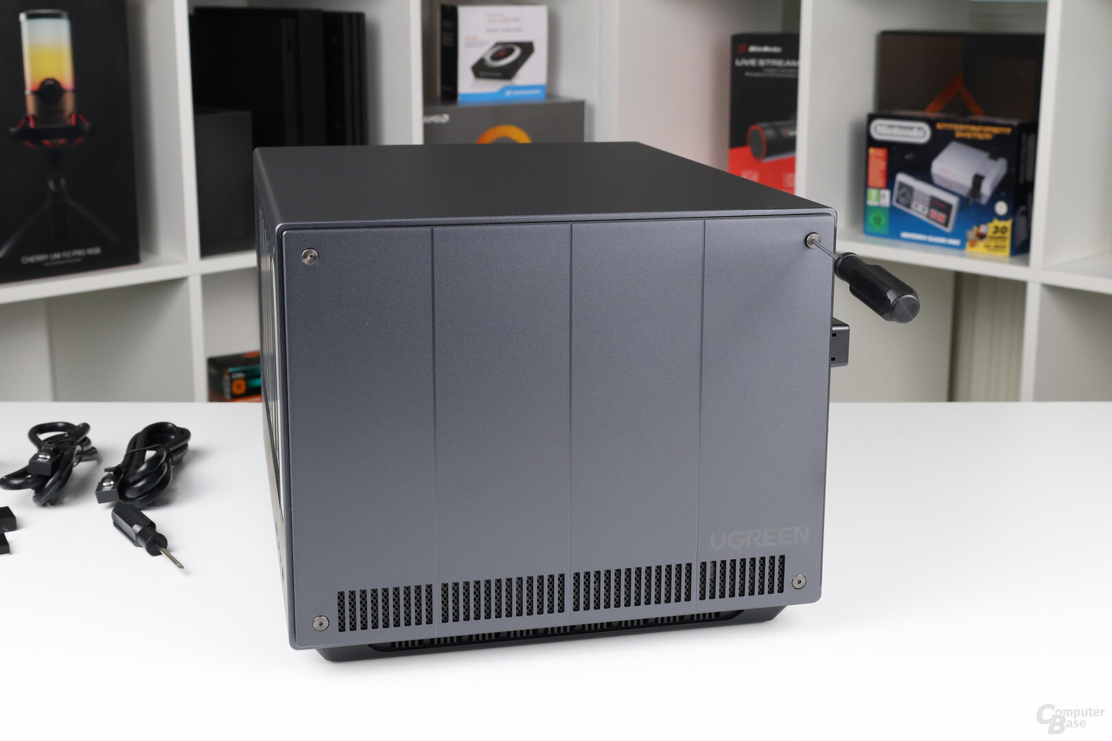 Werkzeug zum Öffnen des Ugreen iDX6011 Pro ist Teil des Lieferumfangs