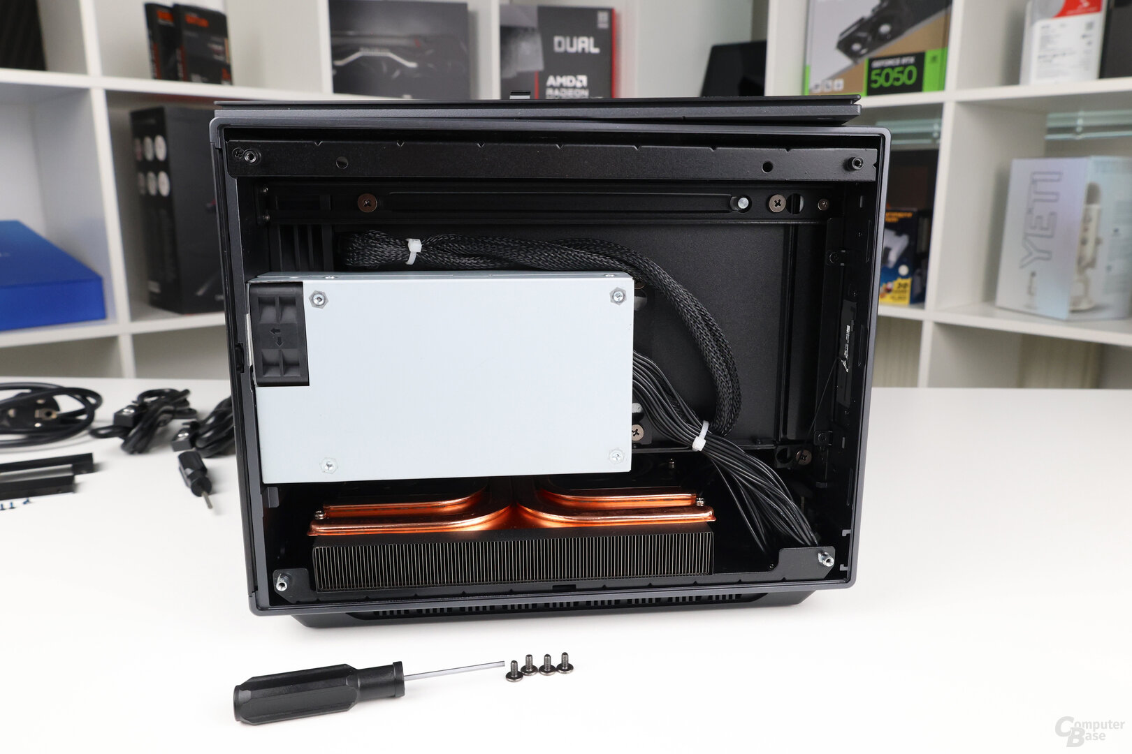 Internes Netzteil und CPU-Kühler des iDX6011 Pro