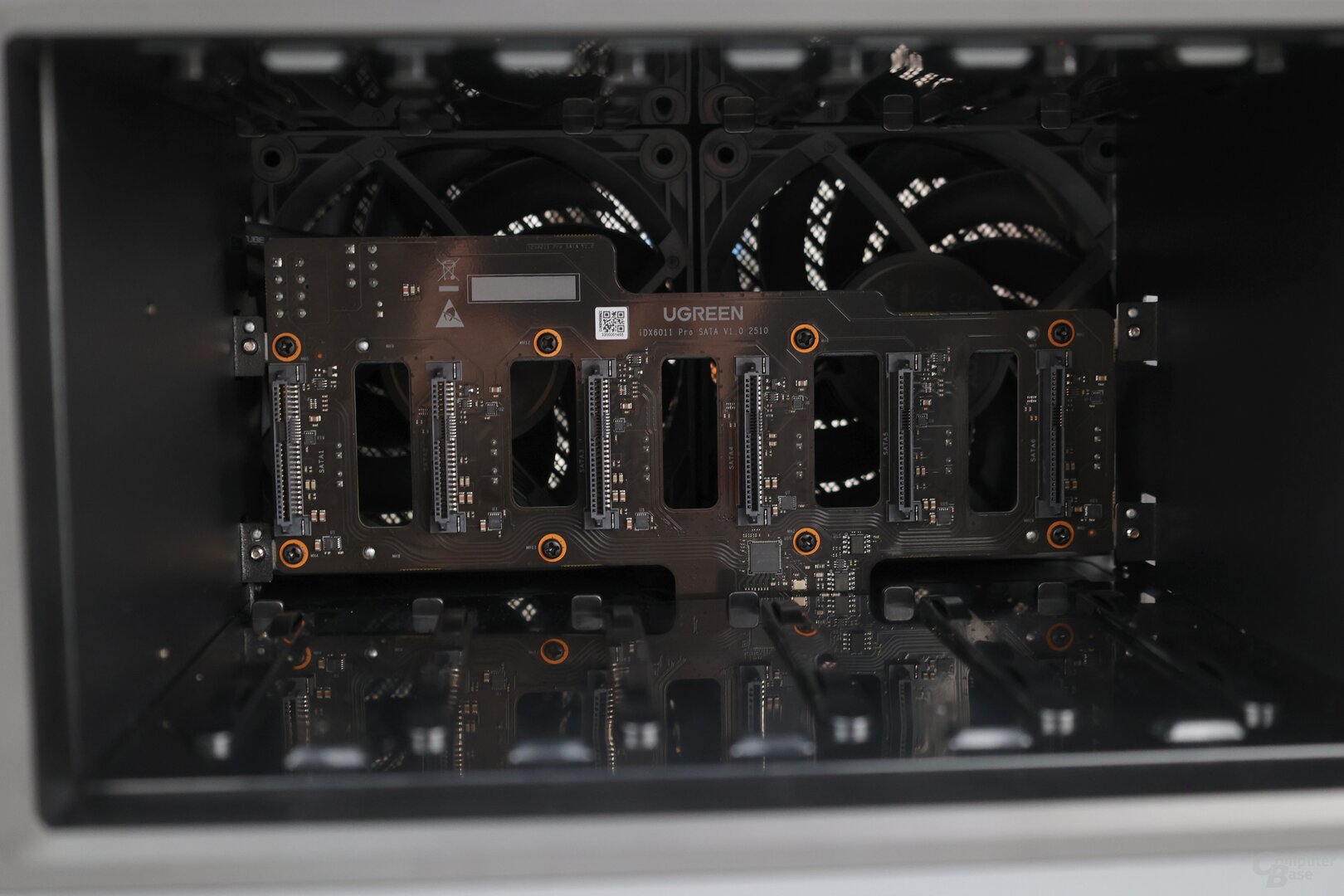 Das PCB zum Verbinden der sechs Laufwerke im iDX6011 Pro