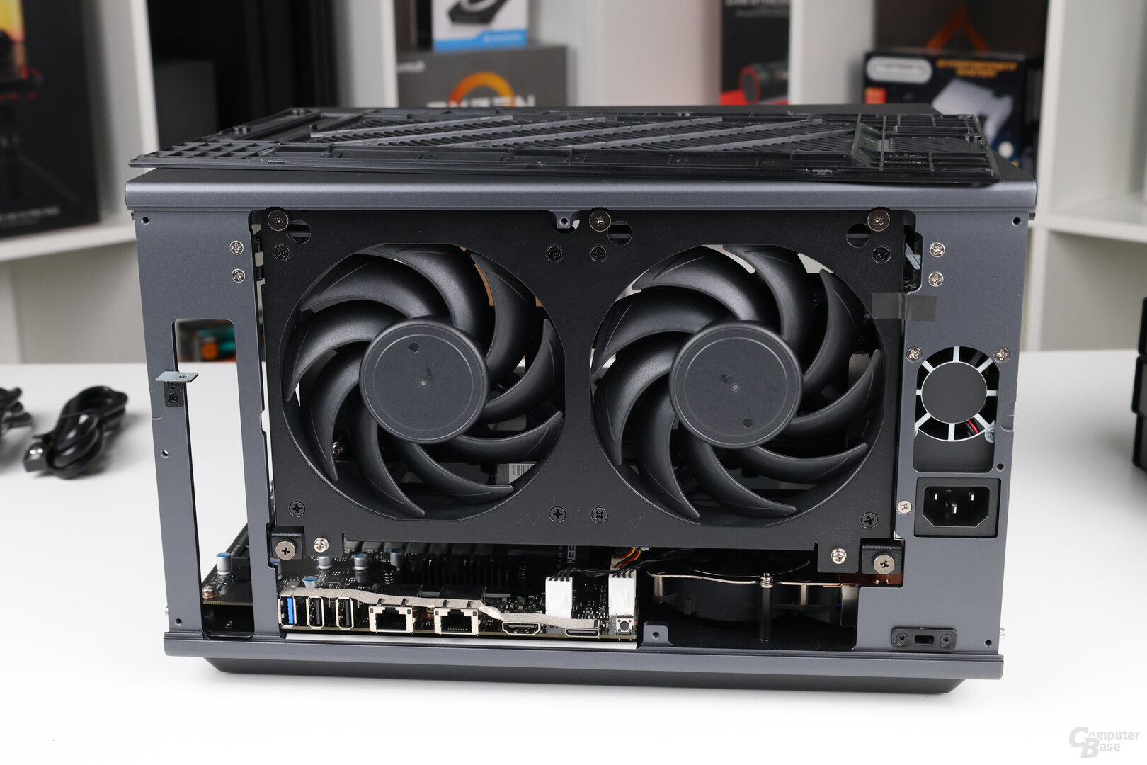 Die großen Lüfter an der Rückseite des iDX6011 Pro sorgen für Frischluft