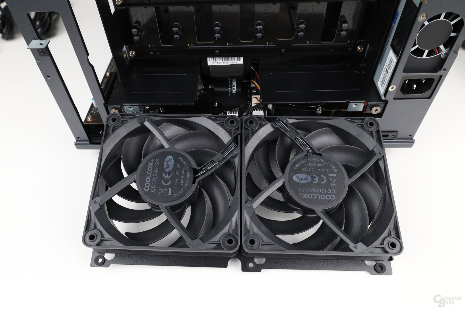 Die beiden 120-mm-Lüfter lassen sich theoretisch austauschen