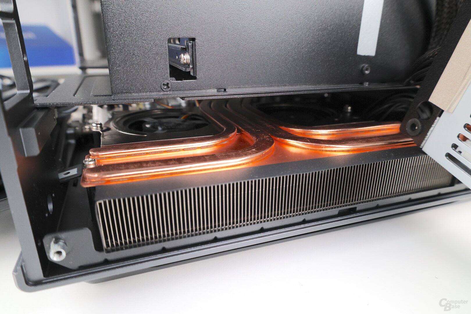 Der große Kühler hält die Temperaturen der Intel-CPU im Zaum