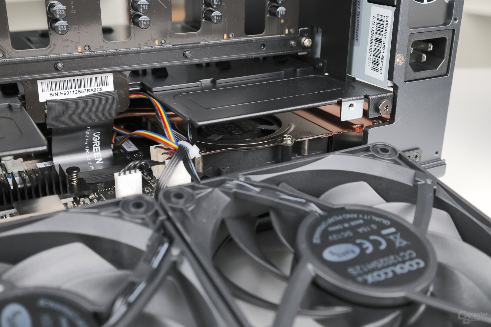 Zu den Lüftern des CPU-Kühlers vorzudringen ist kaum möglich